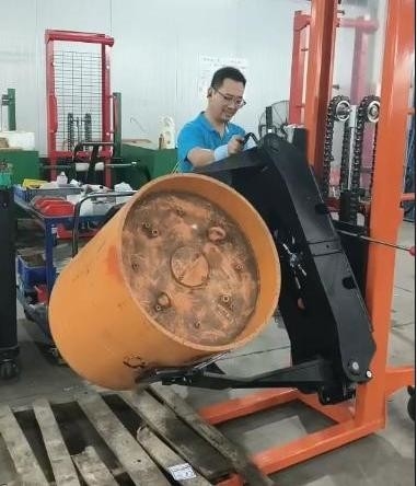 CE Certificated 250kg 300kg 500kg 1.6meters Manual Roll Stacker With Clamp And Rotator
