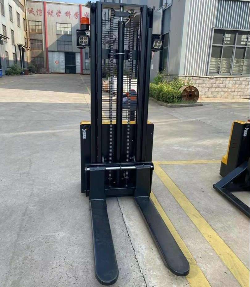 Full Electric Walkie Stacker With Night Operation Lights 1000kg 1500kg 3500mm 4000mm