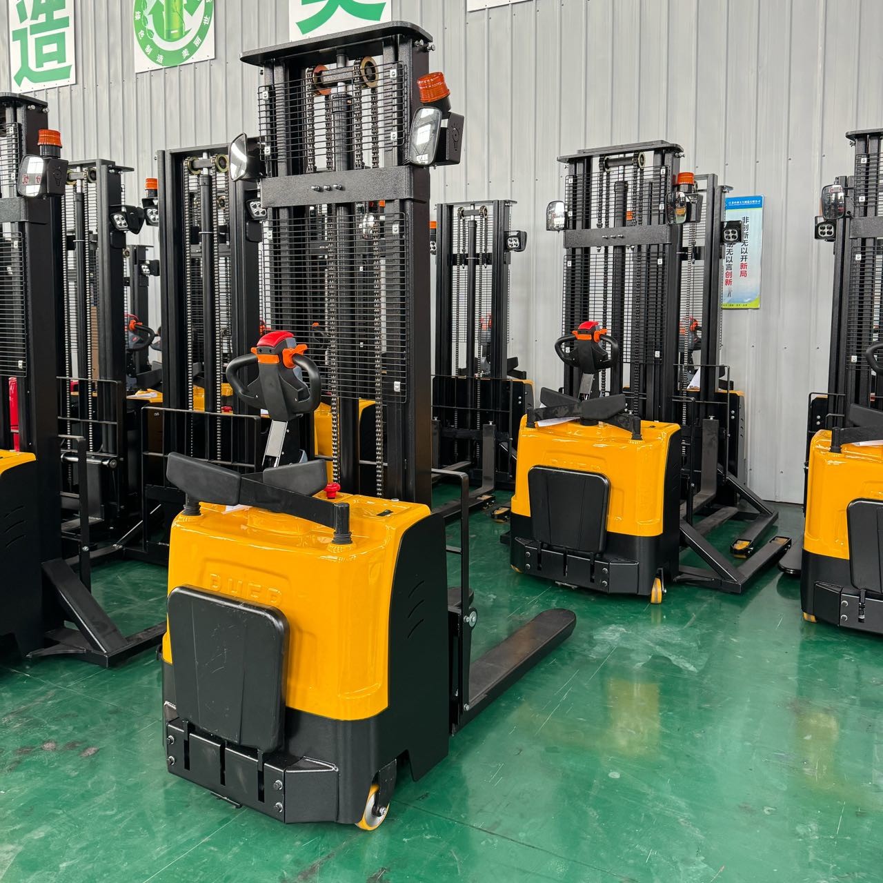 1.5 Ton 4500mm Ride On Forklift Platform Electric Stacker With Reversing Horn And Mirror For Cargo Handling
