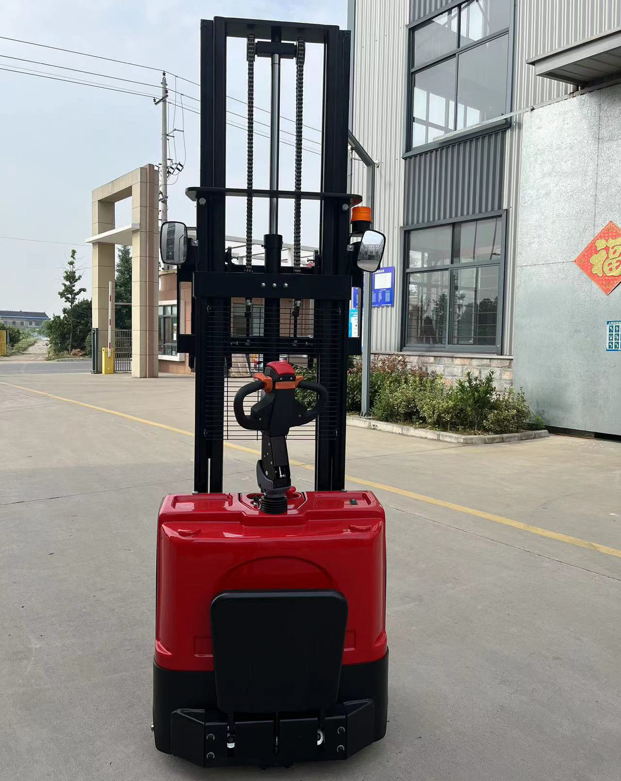 1.5 Ton 4500mm Ride On Forklift Platform Electric Stacker With Reversing Horn And Mirror For Cargo Handling